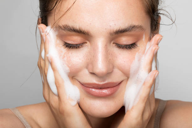 Prodotti cosmetici su ripiano da bagno